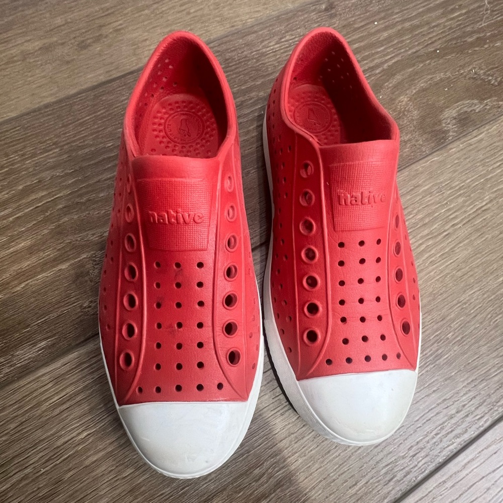 Mens 5/ Womens 7 Native Jeffersons Red
